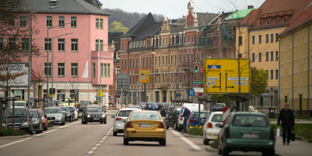 Autos fahren durch eine Innenstadt Autos fahren durch eine Innenstadt