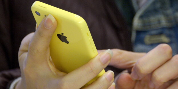 Eine Person hält ein iPhone Eine Person hält ein iPhone