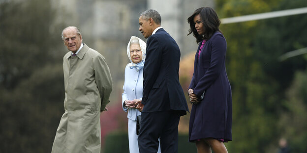 Das Ehepaar Obama spaziert mit Queen Elizabeth und Prinz Philipp Das Ehepaar Obama spaziert mit Queen Elizabeth und Prinz Philipp