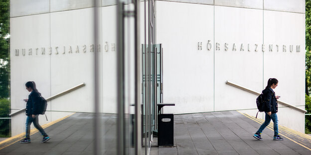 Eine Frau geht aus dem Hörsaalzentrum der TU Dresden Eine Frau geht aus dem Hörsaalzentrum der TU Dresden