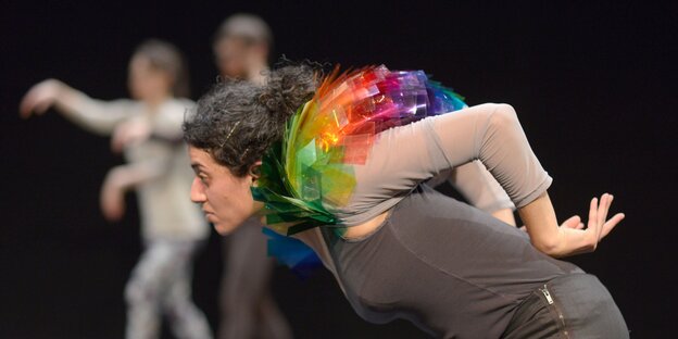 Performerin imitiert einen Regenbogen-Vogel Performerin imitiert einen Regenbogen-Vogel