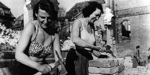 Schwarzweiß-Foto, Frauen beim Steineklopfen Schwarzweiß-Foto, Frauen beim Steineklopfen