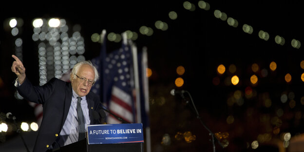 Bernie Sanders an einem Rednerpult Bernie Sanders an einem Rednerpult