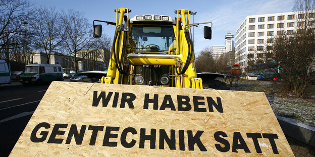 Trecker mit einem Schild: Wir haben Gentechnik satt Trecker mit einem Schild: Wir haben Gentechnik satt