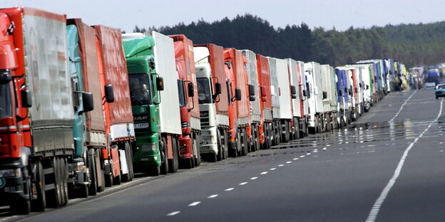 LKW-Stau auf einer Autobahn LKW-Stau auf einer Autobahn