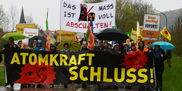Menschen mit Anti-Atomkrafttransparenten Menschen mit Anti-Atomkrafttransparenten