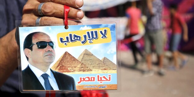 ein Schild mit Sisi, der Präsident trägt Sonnenbrille ein Schild mit Sisi, der Präsident trägt Sonnenbrille