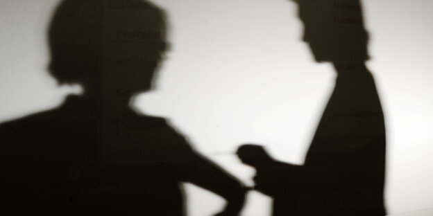 Schatten einer Ärtztin und einer Patientin Schatten einer Ärtztin und einer Patientin