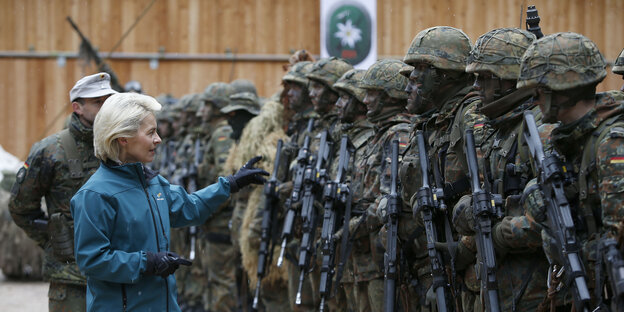 Ursula von der Leyen mit Soldaten Ursula von der Leyen mit Soldaten