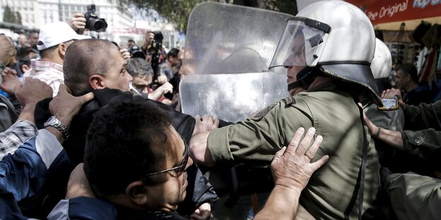 Griechische Hafenarbeiter kämpfen mit Polizisten Griechische Hafenarbeiter kämpfen mit Polizisten
