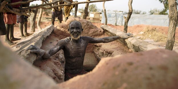 Mohames Ahmed aus al-Gharbia in den Nuba-Bergen der sudanesischen Provinz Süd-Kordofan kam am 25. Januar als Flüchtling nach Yida. Dort grub er sich ein Erdloch. Mohames Ahmed aus al-Gharbia in den Nuba-Bergen der sudanesischen Provinz Süd-Kordofan kam am 25. Januar als Flüchtling nach Yida. Dort grub er sich ein Erdloch.