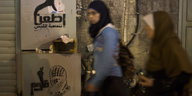 „Stechen, Jerusalem Inftifada“ lautet ein Graffiti an der Wand, zwei Frauen mit Kopftuch laufen vorbei