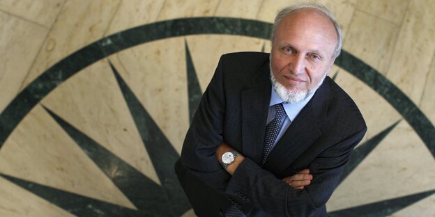 Ein älterer Mann in Anzug sieht mit verschränktem Armen nach oben, es ist Hans-Werner Sinn. Ein älterer Mann in Anzug sieht mit verschränktem Armen nach oben, es ist Hans-Werner Sinn.