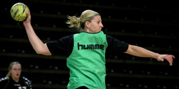 Christine Beier, grünes T-Shirt, wirft einen Handball Christine Beier, grünes T-Shirt, wirft einen Handball