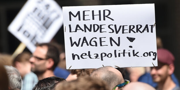 Auf einer Demo ein Schild mit der Aufschrift "Mehr Landesverrat wagen! netzpolitik.org" Auf einer Demo ein Schild mit der Aufschrift "Mehr Landesverrat wagen! netzpolitik.org"