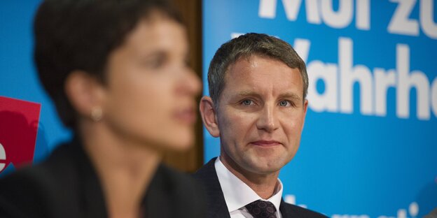 Porträt Björn Höcke, Frauke Petry unscharf im Vordergrund Porträt Björn Höcke, Frauke Petry unscharf im Vordergrund