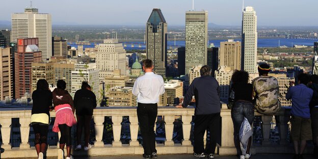 Touristen schauen vom Mont Royal auf die Innenstadt von Montreal Touristen schauen vom Mont Royal auf die Innenstadt von Montreal