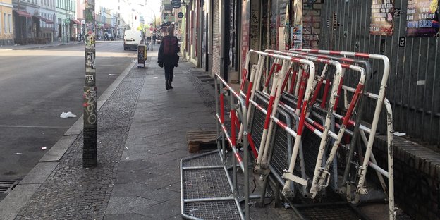 eine Straße mit Absperrgittern der Polizei eine Straße mit Absperrgittern der Polizei