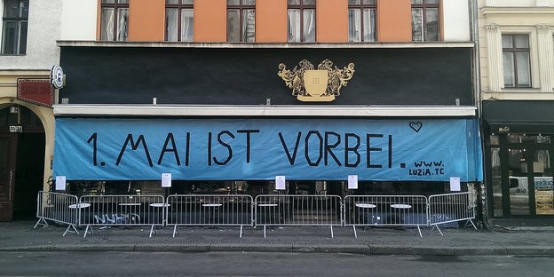 ein Plakat vor einer Kneiße, darauf steht "1. Mai ist vorbei" ein Plakat vor einer Kneiße, darauf steht "1. Mai ist vorbei"