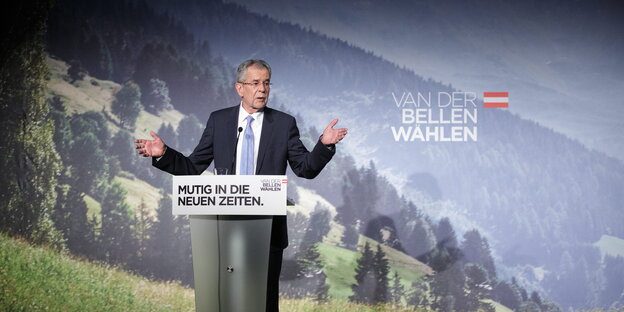Ein Mann mit Brille steht an einem Rednerpult. Es ist Alexander van der Bellen Ein Mann mit Brille steht an einem Rednerpult. Es ist Alexander van der Bellen