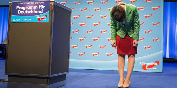 AfD-Vorsitzende Frauke Petry verbeugt sich beim Bundesparteitag der AfD AfD-Vorsitzende Frauke Petry verbeugt sich beim Bundesparteitag der AfD