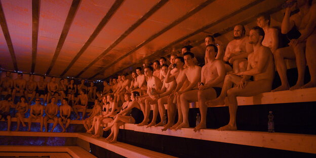 Menschen sitzen in einer Sauna Menschen sitzen in einer Sauna