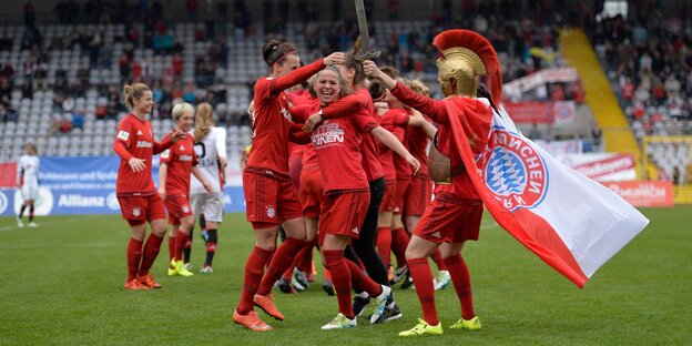 Jubelnde Fußballspielerinnen