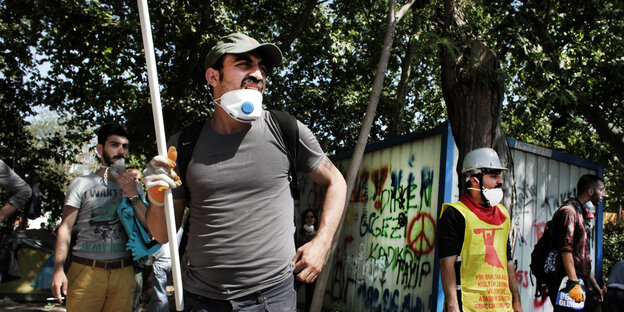 Demonstranten mit Atemschutzmasken im Gezipark. Demonstranten mit Atemschutzmasken im Gezipark.