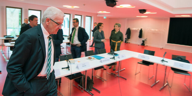Ein Tagungsraum mit mehreren Menschen darin Ein Tagungsraum mit mehreren Menschen darin