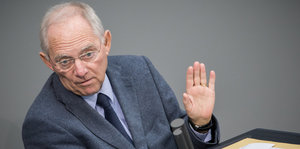 Wolfgang Schäuble mit einer abwehrenden Geste