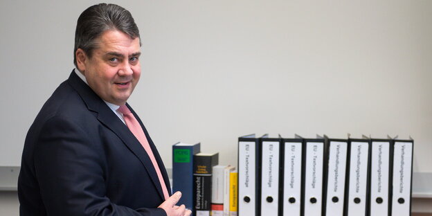 Sigmar Gabriel steht vor eine Reihe mit Aktenordnern im Leseraum für die Verhandlungsdokumente zum Freihandelsabkommen TTIP im Bundesministerium für Wirtschaft und Energie in Berlin Sigmar Gabriel steht vor eine Reihe mit Aktenordnern im Leseraum für die Verhandlungsdokumente zum Freihandelsabkommen TTIP im Bundesministerium für Wirtschaft und Energie in Berlin