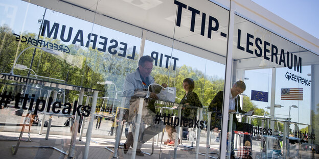 Gläserner Raum mit Aufschrift TTIP-Leseraum Gläserner Raum mit Aufschrift TTIP-Leseraum