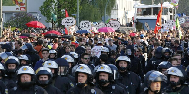 Polizei und Demonstranten auf der 18-Uhr-Demo in Berlin Polizei und Demonstranten auf der 18-Uhr-Demo in Berlin