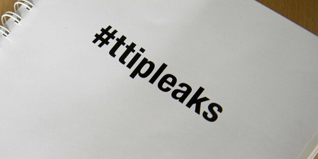 Ein Ringbuch mit der Aufschrift #ttipleaks Ein Ringbuch mit der Aufschrift #ttipleaks
