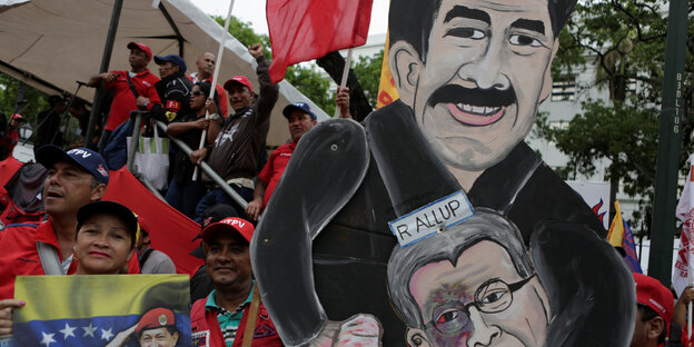 Der venezolanische Präsident und der Oppositionsführer als Pappfiguren Der venezolanische Präsident und der Oppositionsführer als Pappfiguren