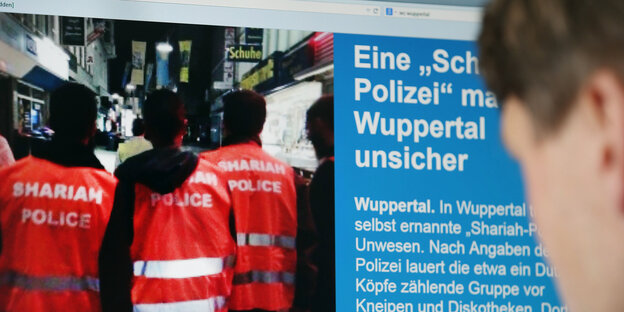 Ein Mann liest die Berichterstattung über die Scharia-Polizei im Internet. Ein Mann liest die Berichterstattung über die Scharia-Polizei im Internet.