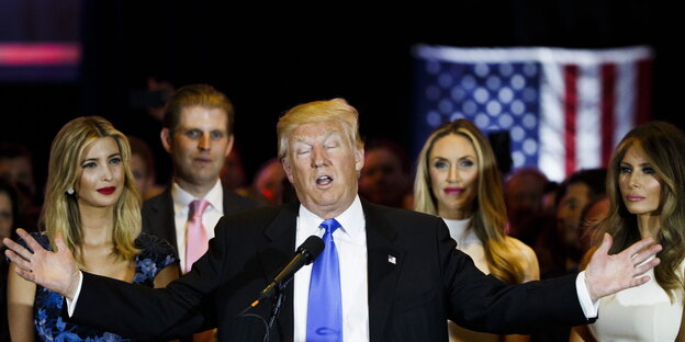 Ein Mann, es ist Donald Trump, gestikuliert Ein Mann, es ist Donald Trump, gestikuliert