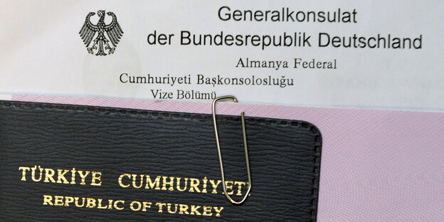 Ein türkischer Pass und ein deutsches Dokument Ein türkischer Pass und ein deutsches Dokument