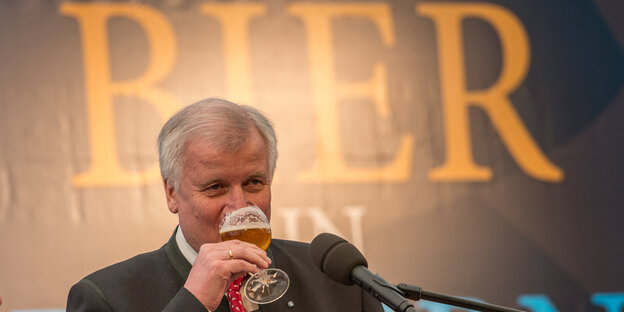 Ein Mann, Horst Seehofer, trinkt Bier Ein Mann, Horst Seehofer, trinkt Bier