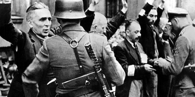 Nazis in Uniform bedrängen Männer mit hochgerissenen Armen Nazis in Uniform bedrängen Männer mit hochgerissenen Armen