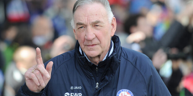 Trainer des 1. FFC Turbine Potsdam Bernd Schröder hebt den Zeigefinger