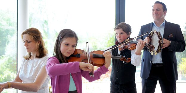 Eine Familie musiziert Eine Familie musiziert