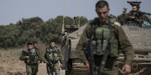 Israelische Soldaten und ein Panzer Israelische Soldaten und ein Panzer