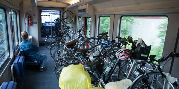 Fahrräder in einem Zugabteil Fahrräder in einem Zugabteil