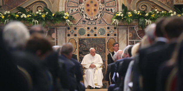 Papst Franziskus sitzt neben dem Oberbürgermeister der Stadt AAchen, während der Verleihung des Karlspreis Papst Franziskus sitzt neben dem Oberbürgermeister der Stadt AAchen, während der Verleihung des Karlspreis