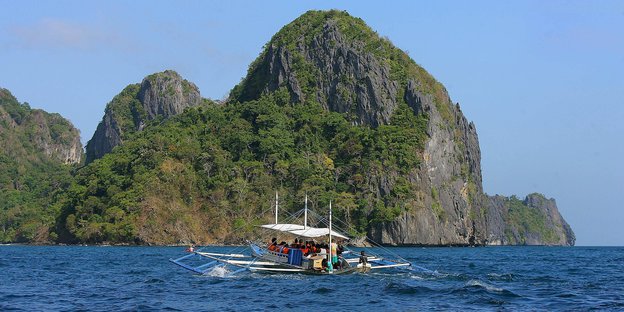 Ein Fähre mit Touristen vor der Küste Palawans