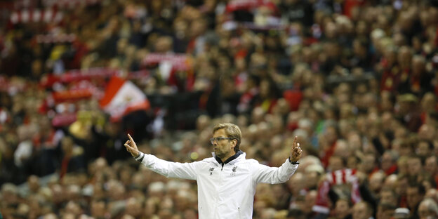 Jürgen Klopp vor der Tribüne Jürgen Klopp vor der Tribüne