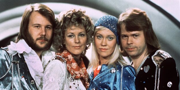 Menschen in bunten Klamotten. Es ist Abba Menschen in bunten Klamotten. Es ist Abba