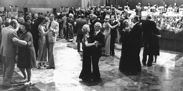 Margot Honecker und Erich Honecker tanzen 1976 im Palast der Republik Margot Honecker und Erich Honecker tanzen 1976 im Palast der Republik