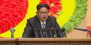 Kim Jong Un steht vor Mikrofonen